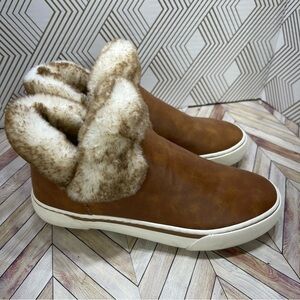 Woman’s Lugz Sprig Sneakers with fur lining brown size 7 NWOT H4